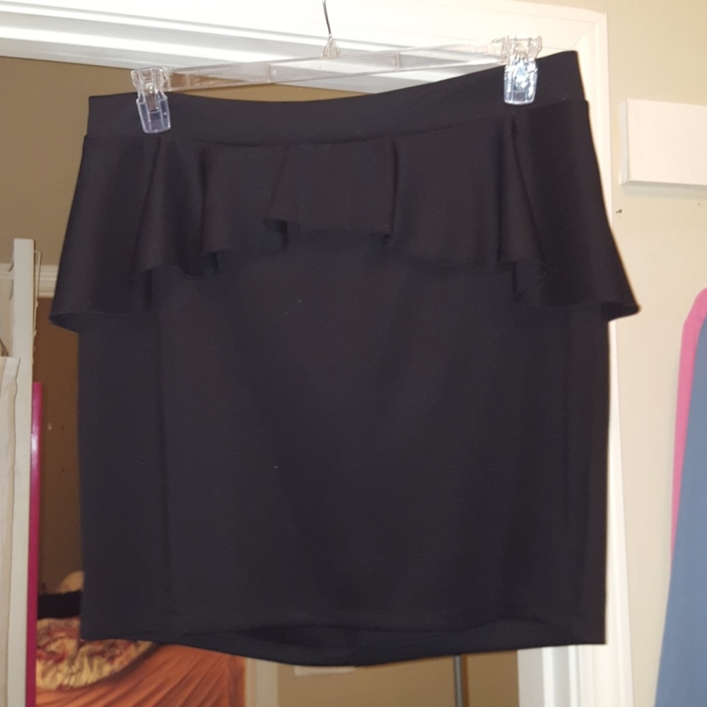 🌻Black peplum pencil skirt